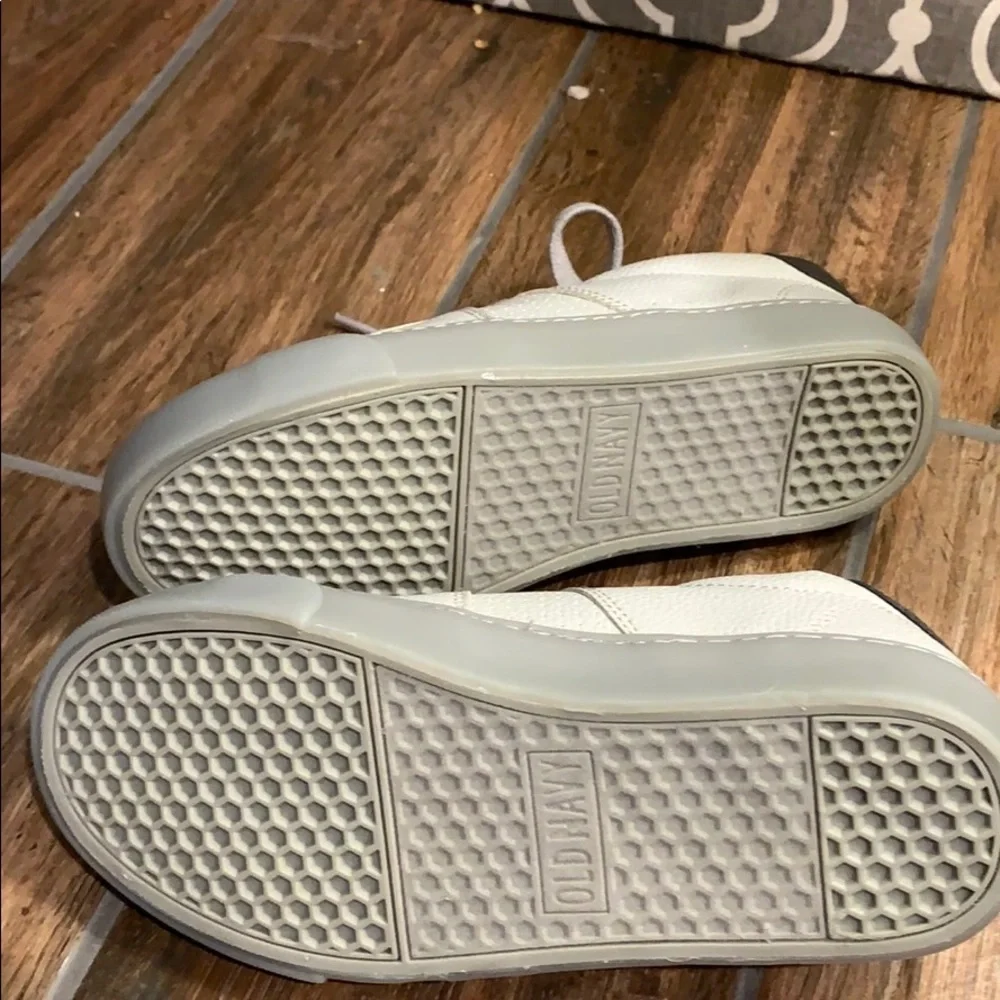 Old Navy Kids or Boys Size 3 Basic Everyday Gray Sneakers Casual NWOT EUC
